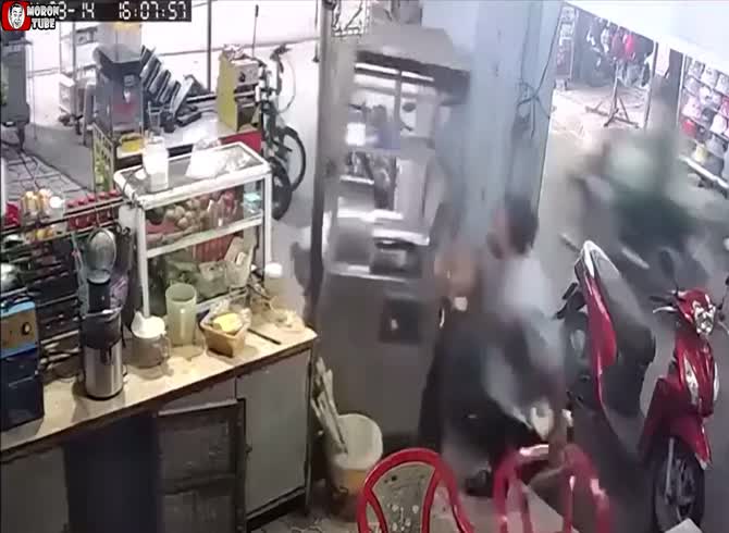 Video :At work, a machine swallows her